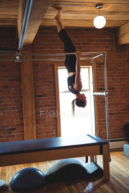 Mulher adulta média praticando pilates no estúdio de fitness — Fotografia de Stock