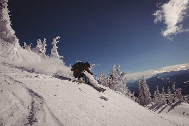 Esquí esquiador en los Alpes nevados durante el invierno - foto de stock