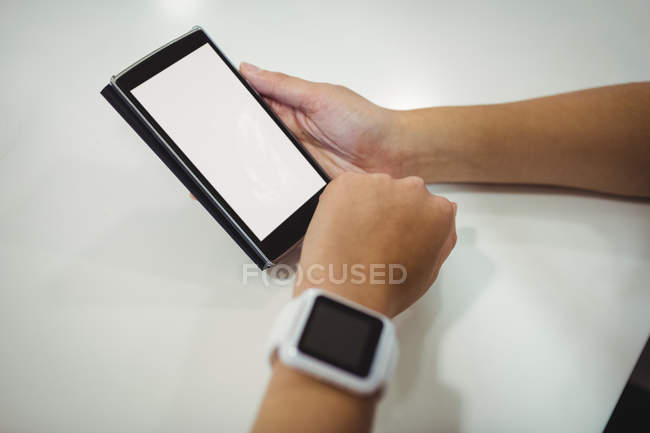 Руки бізнес-леді, використовуючи мобільний телефон і смарт-годинник — стокове фото