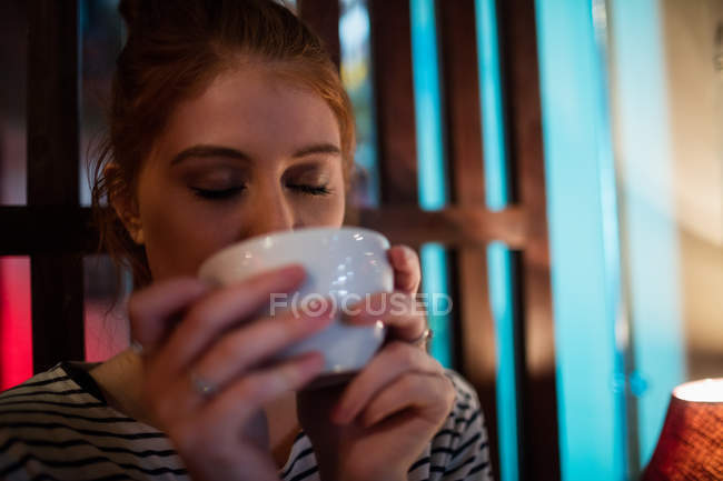 Mulher bonita tomando café no bar — Fotografia de Stock