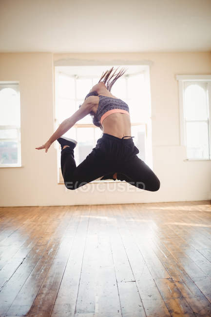 Mujer joven practicando danza hip hop en estudio - foto de stock