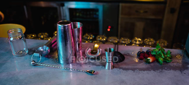 Bar accessories with cocktail ingredients on counter at bar — Stock Photo