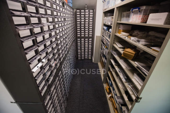 Regale und Schubladen im Abstellraum eines Reparaturzentrums — Stockfoto
