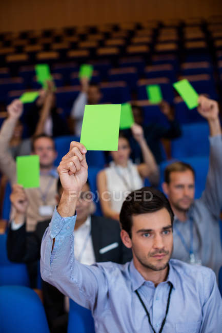 Керівників бізнесу, показ затвердження, піднімаючи руки в конференц-центрі — стокове фото