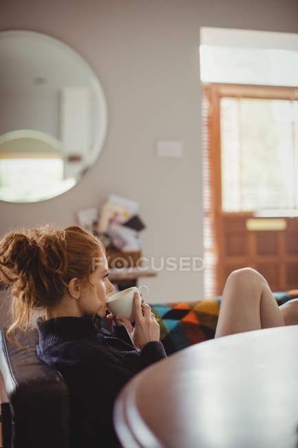 Mulher bonita tomando café em casa — Fotografia de Stock