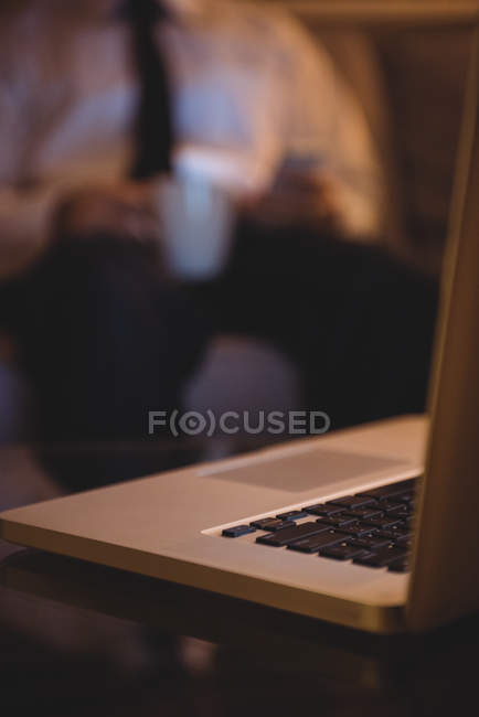Close-up de laptop na mesa de vidro na sala de estar em casa — Fotografia de Stock