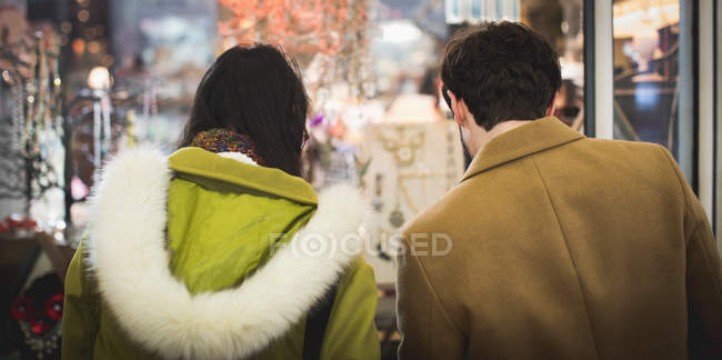 Vista posteriore di coppia guardando lampadari a bracci nel supermercato — Foto stock