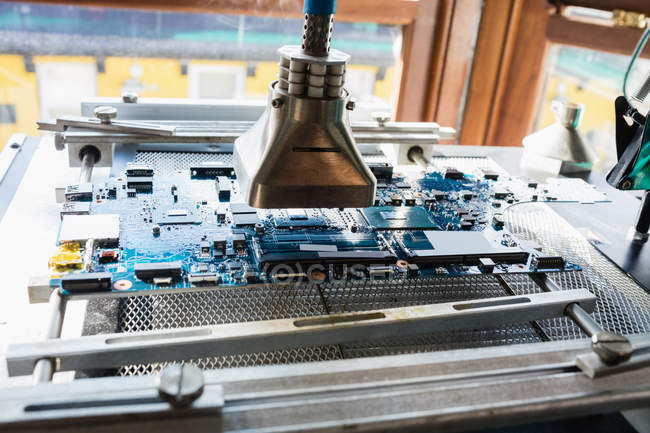 Laptop-Reparaturmaschine in einem elektronischen Service-Center — Stockfoto