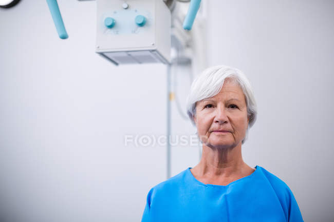 Retrato de una mujer mayor sometida a una prueba de rayos X en el hospital - foto de stock