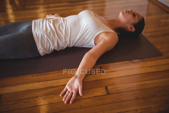 Mulher adulta média realizando ioga no estúdio de fitness — Fotografia de Stock