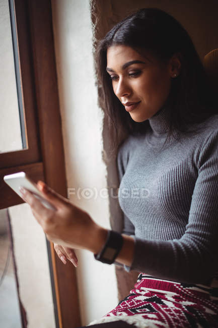 Mulher bonita usando tablet digital no café — Fotografia de Stock