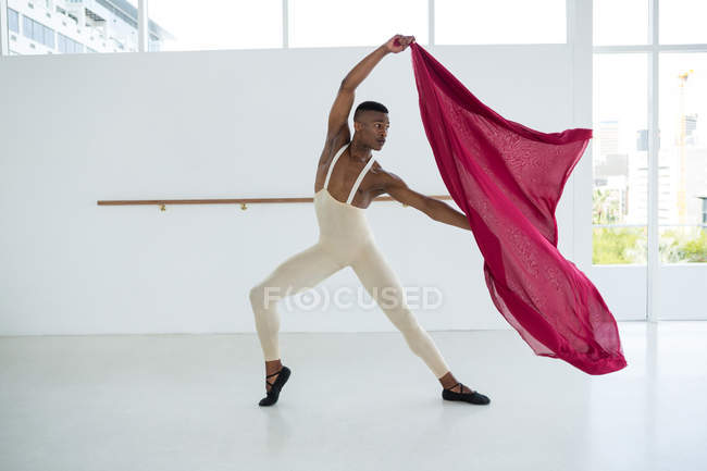 Практикуючі балету танцю в студії Ballerino — стокове фото