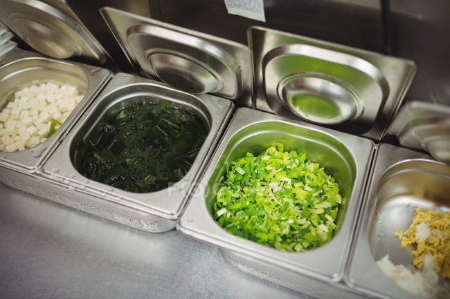 Vassoi di varie verdure tritate in cucina di ristorante — Foto stock