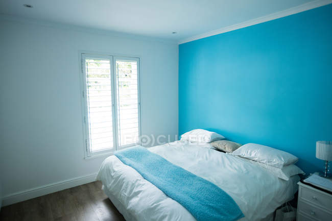Empty bed in bedroom at home — Stock Photo