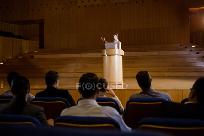Femmina business executive tenendo un discorso al centro congressi — Foto stock