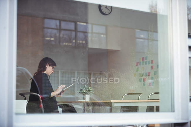 Executivo de negócios usando tablet digital no escritório — Fotografia de Stock