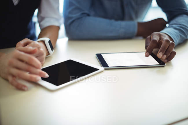 Бизнес-руководители, использующие цифровые планшеты в офисе — стоковое фото