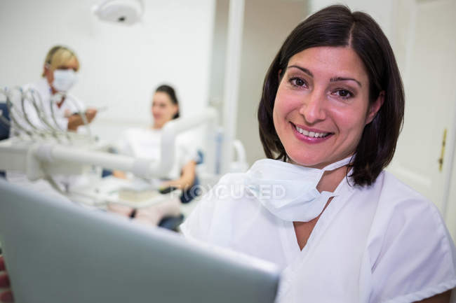 Retrato de dentista feminina sorridente na clínica odontológica — Fotografia de Stock