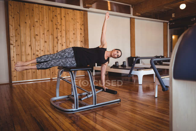 Fitte Frau übt Pilates im Fitnessstudio — Stockfoto
