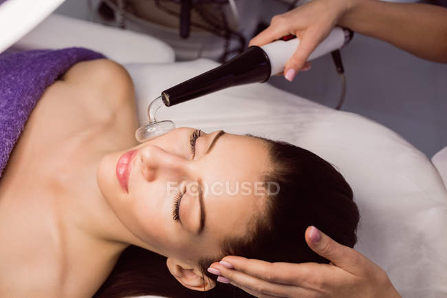 Dermatologista realizando depilação a laser no rosto do paciente na clínica — Fotografia de Stock