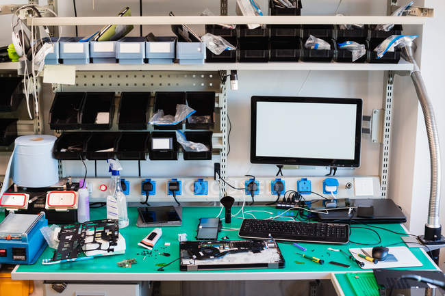 Zerlegte Laptop-Teile auf dem Tisch in einem Reparaturzentrum — Stockfoto