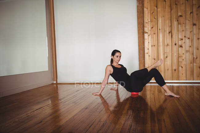 Жінка робить вправи на тренувальному м'ячі в фітнес-студії — стокове фото