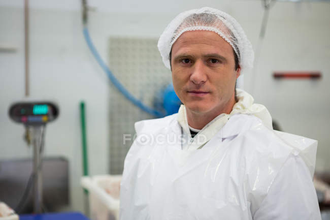 Porträt des Metzgers in der Fleischfabrik — Stockfoto