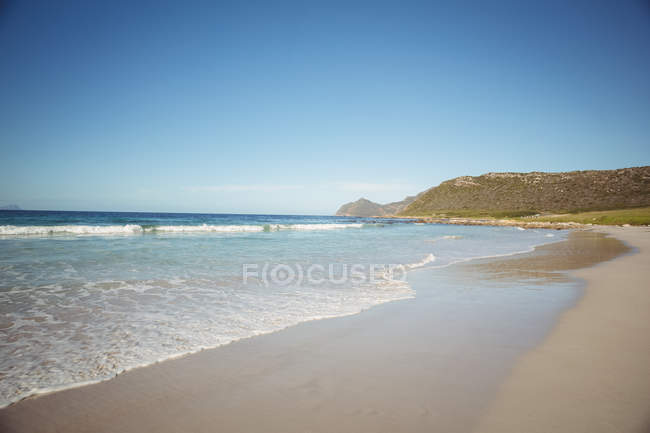 Bella vista sulla spiaggia di sabbia sulla riva del mare — Foto stock