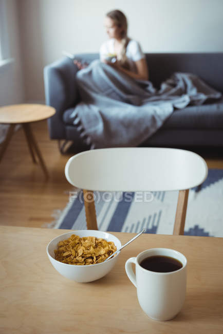Café da manhã saudável e café preto mantidos na mesa em casa — Fotografia de Stock