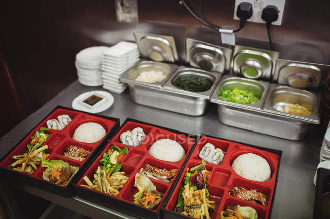 Gros plan de divers aliments dans une assiette de sushis au restaurant — Photo de stock