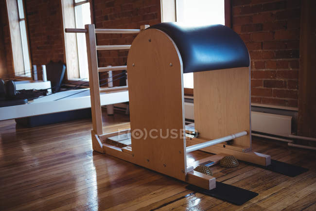 Équipement de reformage sportif dans un studio de fitness vide — Photo de stock
