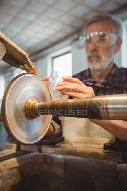 Полировка и шлифовка стеклодувов на стекольном заводе — стоковое фото