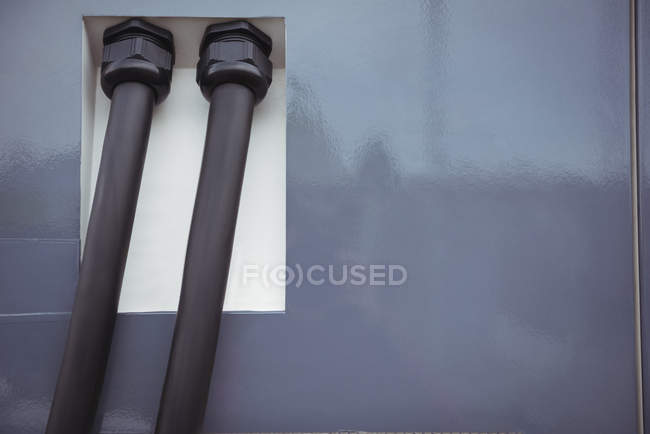 Close-up de fios em plug-in veículo elétrico — Fotografia de Stock