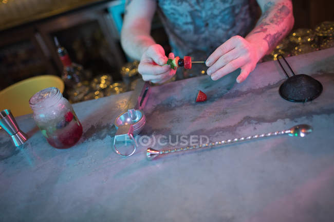 Бармен готує коктейль в лічильника в бар — стокове фото