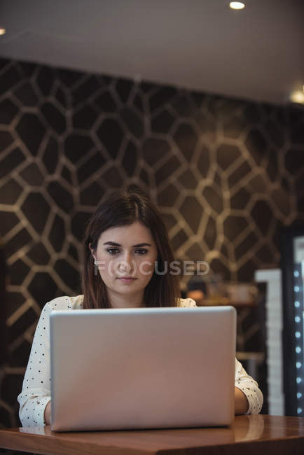 Beautiful businesswoman using laptop in the cafe — Stock Photo