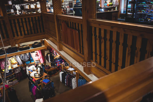 Interno di un negozio di stoffe con espositori e balaustra in legno — Foto stock