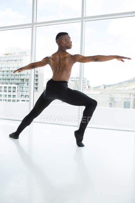 Балерино практикует балетный танец в студии — стоковое фото