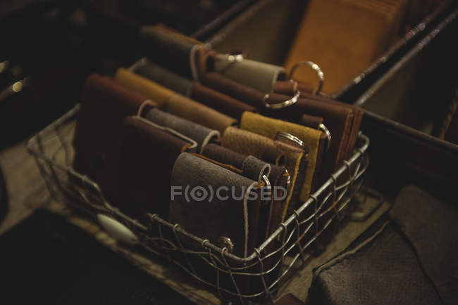 Різні шкіряні гаманці в сталевій обрешітці в майстерні — стокове фото
