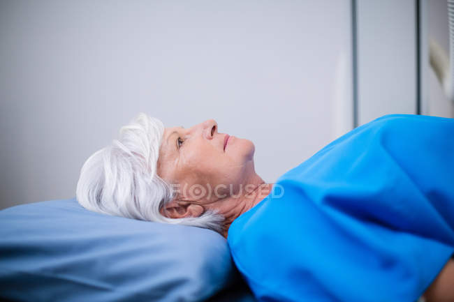 Senior woman undergoing medical treatment in hospital — Stock Photo