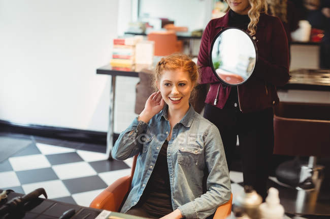 Femme coiffeur coiffure clients cheveux dans le saloon — Photo de stock
