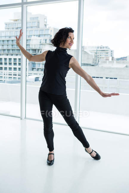 Dançarino praticando dança contemporânea no estúdio de dança — Fotografia de Stock