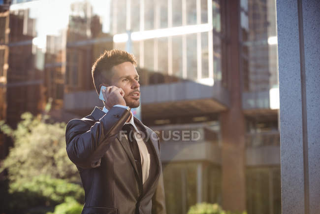 Homme d'affaires parlant sur téléphone portable dans la rue urbaine — Photo de stock