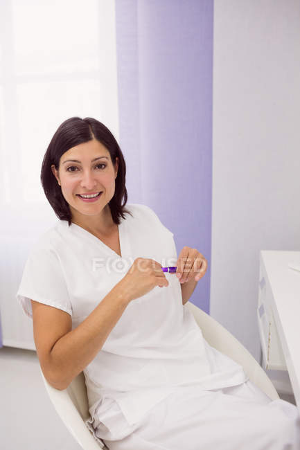 Retrato de dermatologista na mesa na clínica — Fotografia de Stock