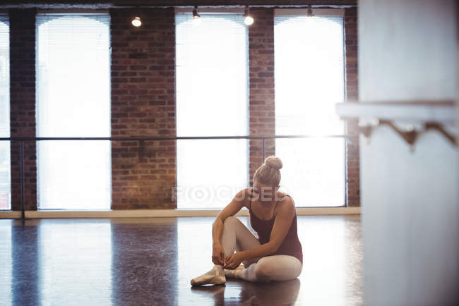 Bailarina usando sapatos de balé no estúdio — Fotografia de Stock