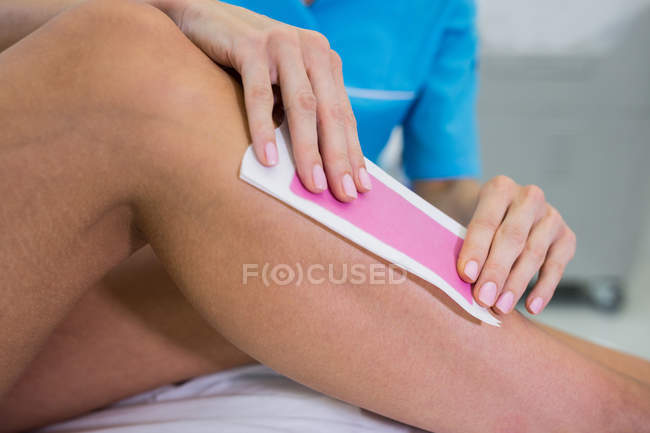 Frau lässt sich im Schönheitssalon die Beinhaare entfernen — Stockfoto