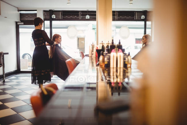 Жіночий перукар укладка клієнтів волосся в салоні — стокове фото