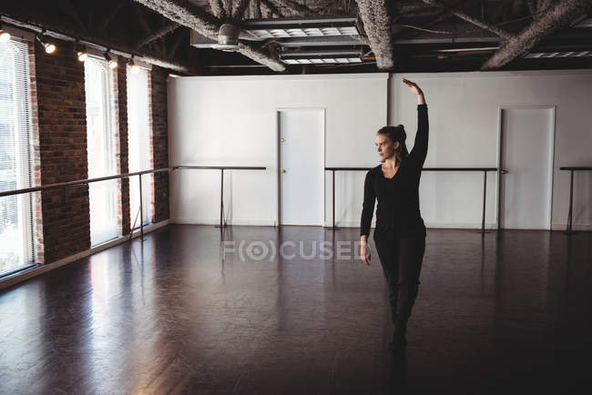 Mujer practicando danza moderna en estudio de danza - foto de stock