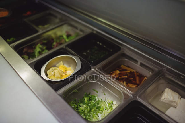 Подносы из различных нарезанных овощей на кухне ресторана — стоковое фото
