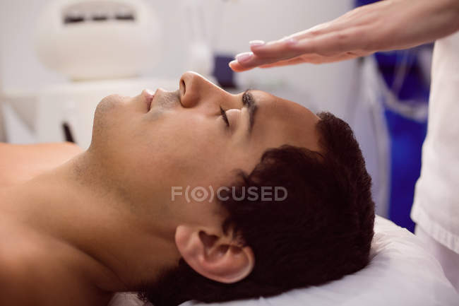 Пацієнт отримує лікування обличчя в клініці — стокове фото