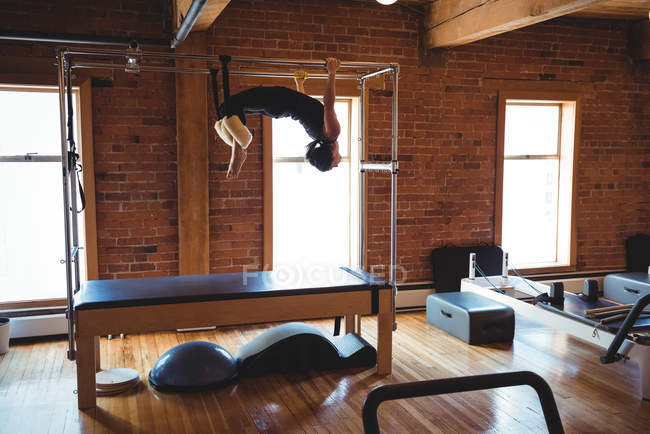 Atleta feminina determinada praticando pilates em estúdio de fitness — Fotografia de Stock